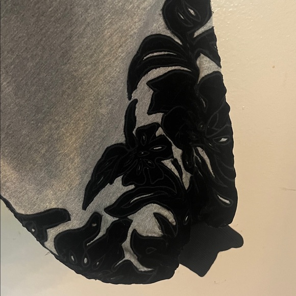 By Anthropologie Velvet Appliqué Sweatshirt Cropped XSP - Picture 4 of 6